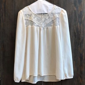 Monteau cream colored top with lace detail